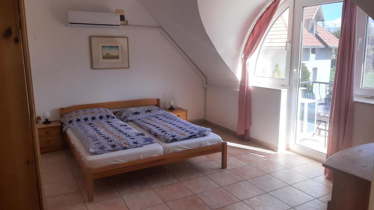 Zoeldhaz Panzio Bed & Breakfast Gyenesdiás Exterior foto